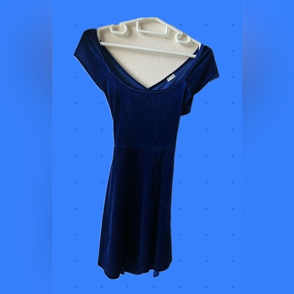 Garage Flattering Criss Cross Blue Velvet Dress - Picture 8 of 10